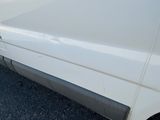 une camionnette blanche garée sur le bord de la route