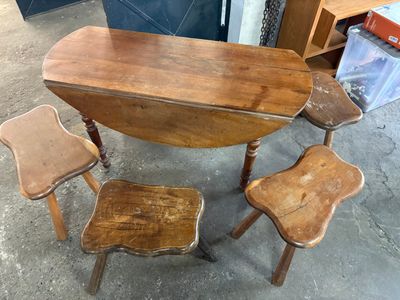 une petite table avec deux chaises et une petite table avec deux tabourets