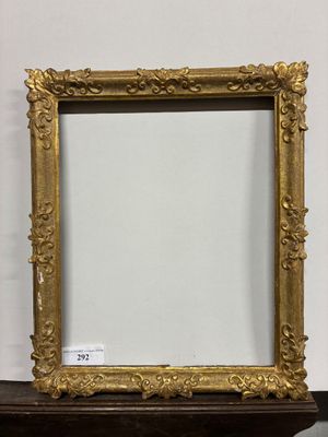 une image représentant un cadre photo posé sur une table