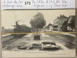 une vieille photo d'un train qui descend la voie ferrée