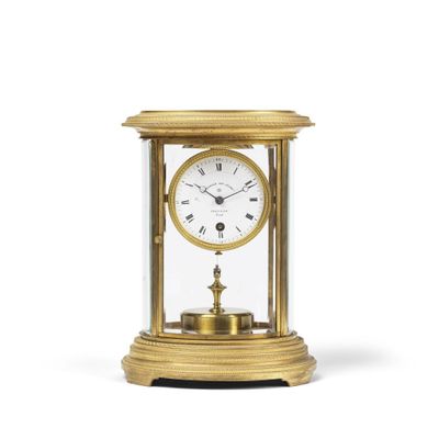 l'image d'une horloge en or posée sur une table