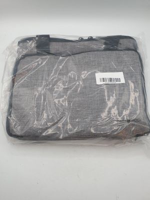 un sac muni d'une étiquette, posé sur une table