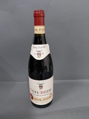 une bouteille de vin posée sur une table