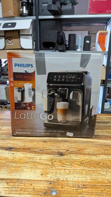 une machine à café posée sur une table en bois dans un magasin