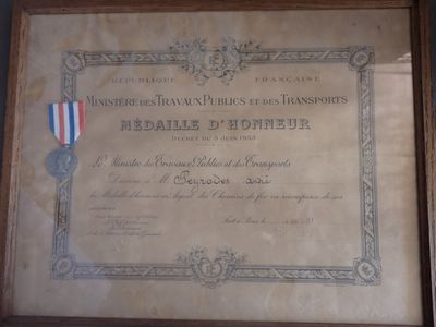 une photo encadrée représentant une médaille exposée dans un musée