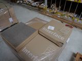 une pile de cartons posée par terre dans un magasin