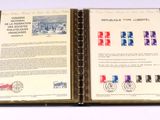 un livre ouvert avec des timbres, posé sur une table