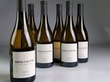 six bouteilles de vin de table alignées sur une table