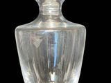 un vase en verre transparent avec un socle transparent sur fond noir