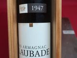 une bouteille de vin dans un coffret en bois sur une table