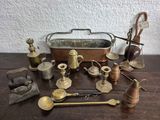 de nombreux objets anciens en laiton posés sur une table en bois