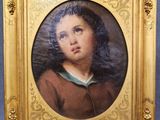 portrait d'un jeune garçon vêtu d'un manteau marron, encadré d'un cadre doré