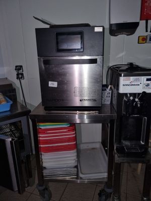 une photo d'une cuisine équipée d'un micro-ondes et d'une cafetière