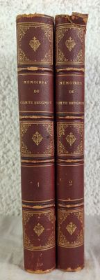 deux vieux livres posés l'un sur l'autre sur une table