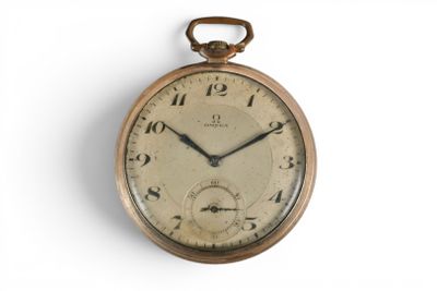 une vieille montre de poche accrochée au mur