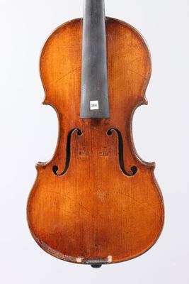 un vieux violon avec un archet sur fond blanc
