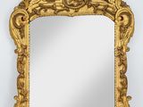 un miroir à cadre doré orné d'un motif floral sur le pourtour