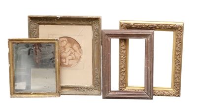 trois photos encadrées représentant un homme et une femme dans un miroir