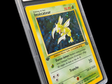 une image d'une carte Pokémon dans un étui en plastique