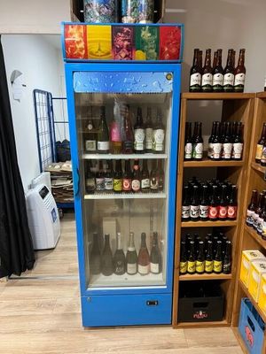un réfrigérateur rempli de bouteilles de bière