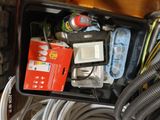 une boîte remplie de fils et d'autres équipements électriques