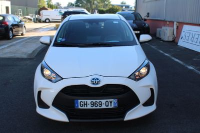 une Toyota Yaris blanche garée sur un parking