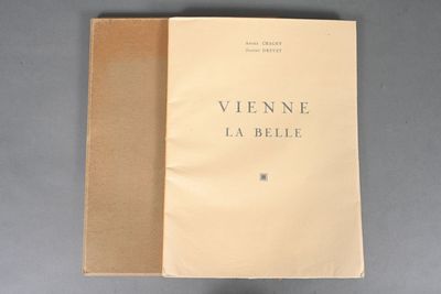 un livre ouvert posé sur une table, sur une surface grise
