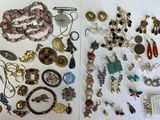 un livre sur lequel sont représentés de nombreux bijoux