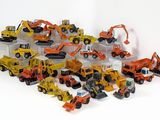 de nombreux engins de chantier qui se trouvent sur une surface blanche