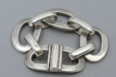 un gros plan d'un bracelet en métal posé sur une table