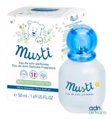La bouteille est bleue et blanche, avec un ours dessiné dessus.