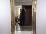 une femme se prenant en photo dans un miroir