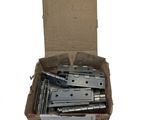 une boîte en carton contenant tout un tas d'outils de toutes sortes