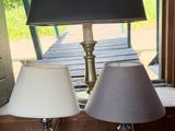 deux lampes posées sur une table