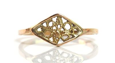 une image représentant une bague en or ornée d'un motif floral