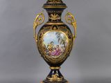 l'image d'un vase sur lequel figure une peinture