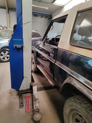 une voiture en cours de réparation dans un garage