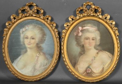deux portraits encadrés représentant des femmes en tenue de cérémonie, dont l'une porte un nœud rose