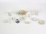 un ensemble de perles de verre et de perles disposées sur une surface blanche