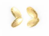 deux paires de boucles d'oreilles plaquées or sur un fond blanc
