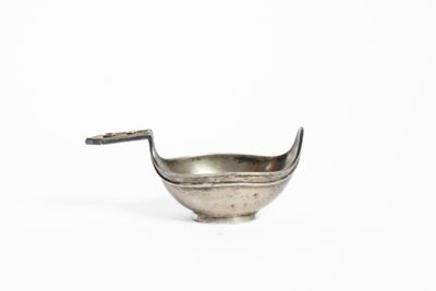 Kovsh argent reposant sur une monnaie Grivna de Catherine la…