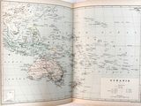 un livre ouvert sur lequel figure une carte du monde