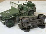un camion de l'armée et une jeep, tous deux miniatures, posés sur une table