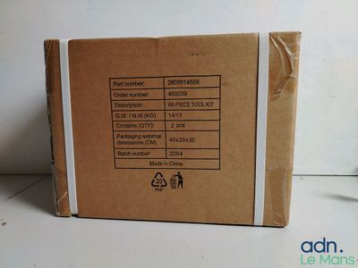 une boîte sur laquelle est apposée une étiquette de prix, posée sur une table