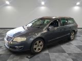 une photo d'un break Volkswagen gris garé dans un garage
