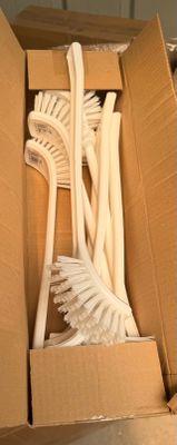 une boîte en carton contenant tout un tas de brosses à dents