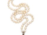 un collier de perles de culture et de diamants