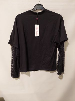 un t-shirt noir à manches en dentelle suspendu à un cintre