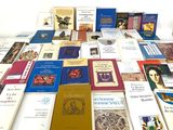 beaucoup de livres sur la table