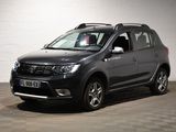 une photo d'une Dacia grise garée dans un garage